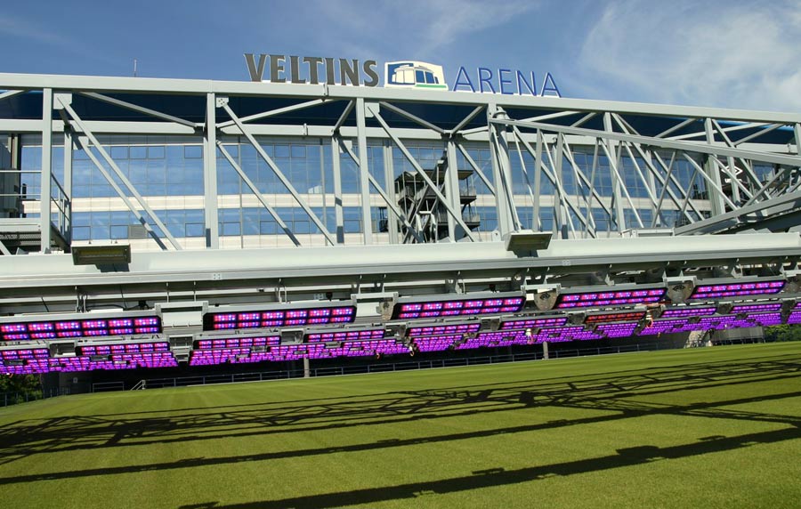Stadionrasen außerhalb der Arena mit Belichtungsanlage.