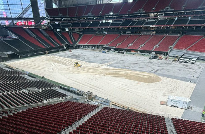Der Umbau zum Rasenspielfeld im Mercedes-Benz-Stadion in Atlanta hat in diesen Tagen begonnen.