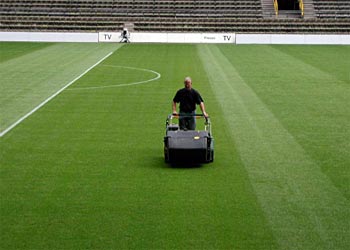 Stadionmäher im Einsatz