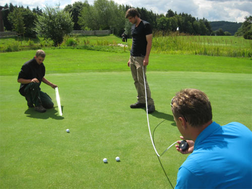 Messung  der Ballrollstrecke (Greenspeed) mit dem Stimpmeter