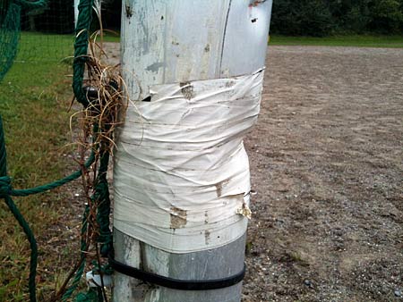 Sicherheitsmangel: „Stabilitätssicherung“ eines Torpfostens mit Klebeband.