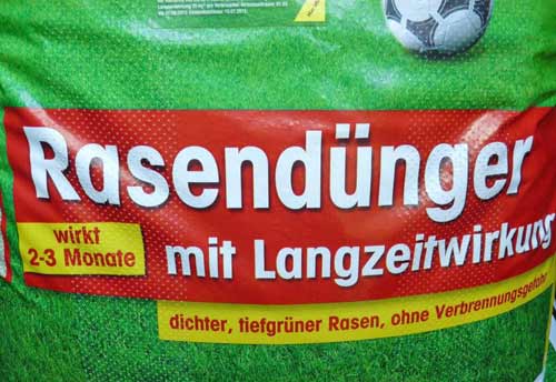 Geeignete Rasendünger werden in den Gartencentern und den Gartenfachmärkten angeboten.