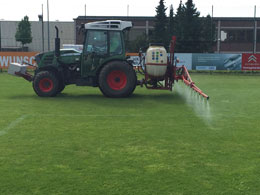 Applikation der Nematoden mit der Feldspritze bei bedecktem Himmel.