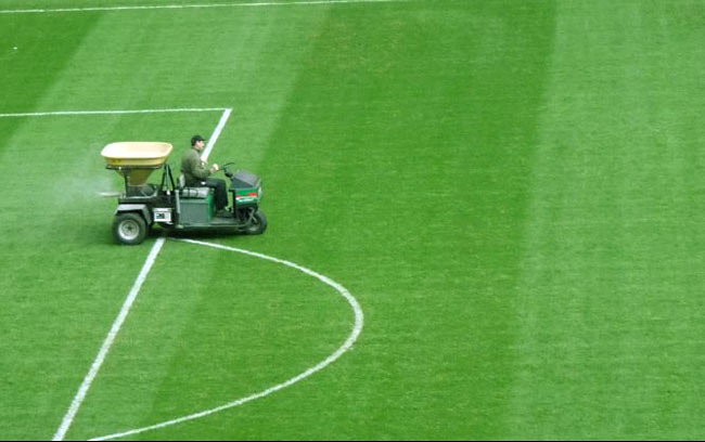 Der Pendel-Düngerstreuer eignet sich zur Verteilung der vorgegebenen  Düngermenge auf dem Sportplatz.