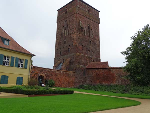 Eingang zum Amtshof mit Burgturm und perfekter Rasenfläche im Vordergrund