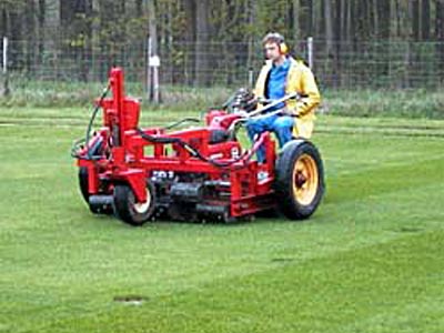 Stollenwalze zur Simulation von Tritt- und Schereffekten in der Rasenanbauprüfung beim Bundessortenamt.