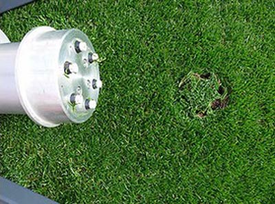 Eingriff eines Stollenschergerätes in die Rasennarbe nach Messvorgang.